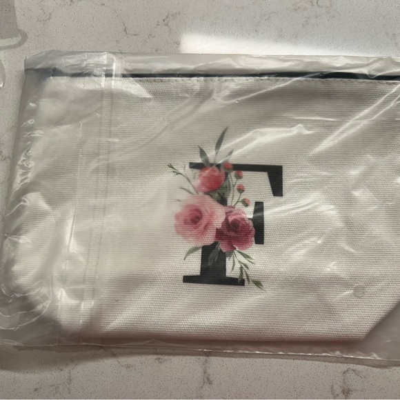 Brand new-F initial Tote with shoulder strap and zipper pouch - Picture 11 of 11